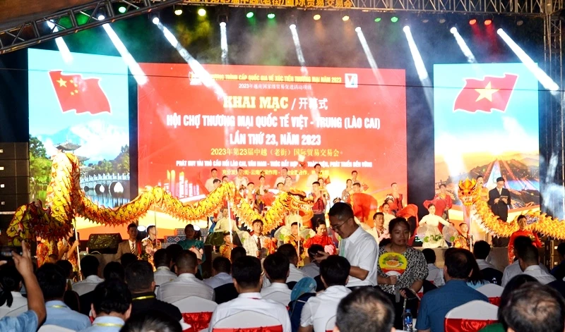 Hội chợ thương mại quốc tế Việt - Trung năm 2023 tưng bừng đêm khai mạc